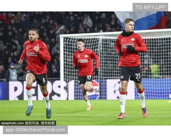 穆西亚拉突破造点后因伤被换下，掩面坐于替补席