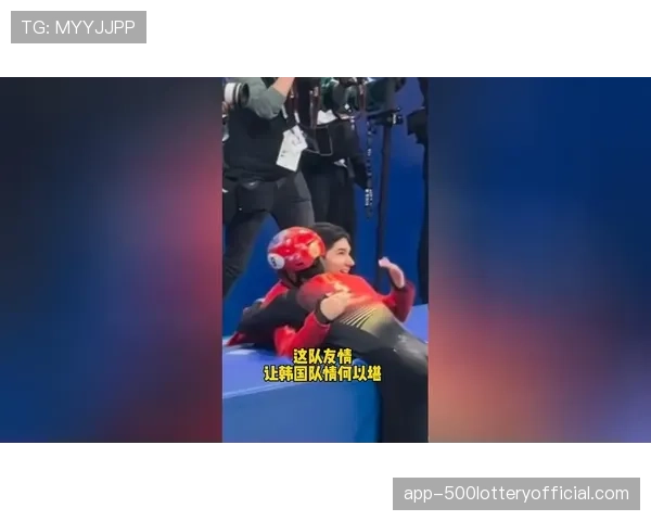 瞬间:科贝尔连续两次神扑后,队友上前紧紧拥抱 瞬间:科贝尔连续两次神扑后,队友上前紧紧拥抱